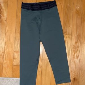 Good American high waisted capri leggings in army green.